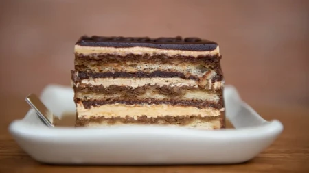 Glavna zvezda na slavljima: Kinder torta sa plazmom, kremasta poslastica koju svi obožavaju