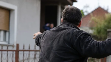 "Hoćeš šamarčinu pred detetom? Klečaćeš mi celu noć" Hrvat u Zagrebu napao strance, majka u naručju držala dvogodišnje dete