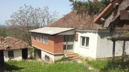 Za cenu garsonjere - kuća i 1,35 hektara zemlje! Vlasnik za celo imanje traži 28.000 evra