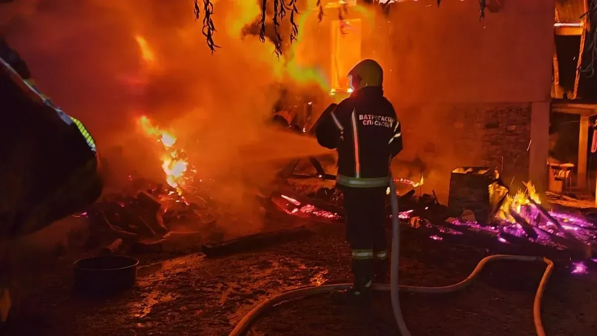 Porodica zarobljena u kući u Batajnici: Muž, žena i dete spaseni kroz prozor dok je požar gutao prizemlje