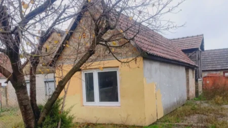 Kuća u Vojvodini za 13.500 evra! Na imanju čak 3 objekta