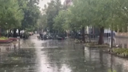 Olujčina nadomak Srbije! Grmlji, pljušti, na ulicama je potop