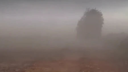 Zacrnilo se nebo, čuo se huk, vetar nosi sve pred sobom! Nevreme pogodilo ove delove Srbije